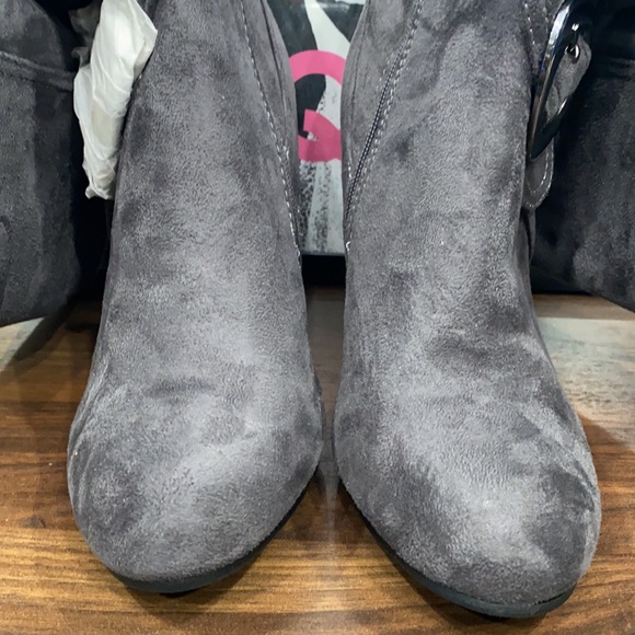 Boots - Picture 4 of 4